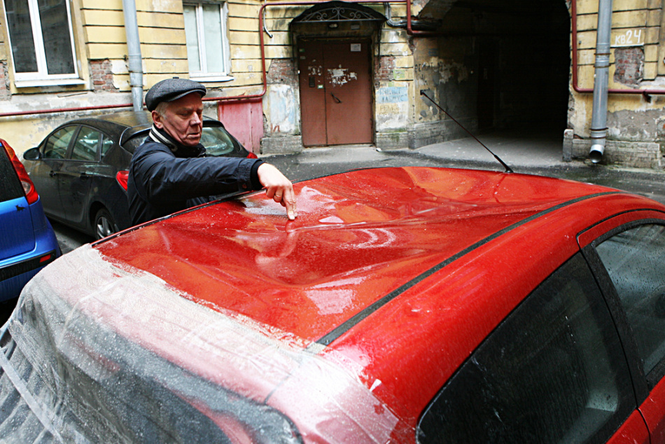 В Красногорске при демонтаже комплекса «Снежком» пострадали припаркованные машины